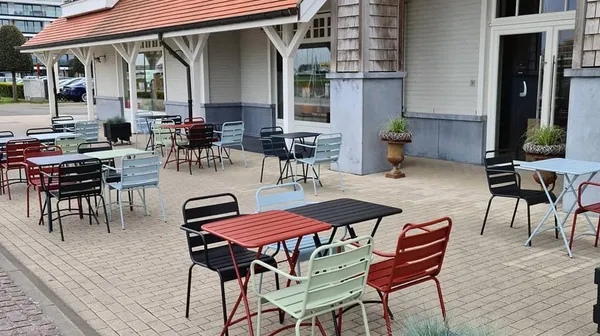 1758786380-Terras vooraan